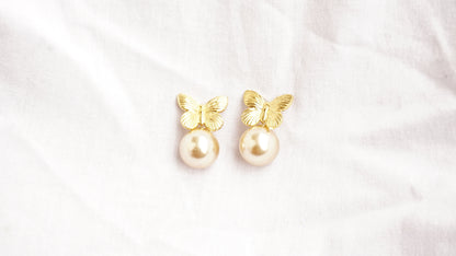 Golden Pearl bow studs