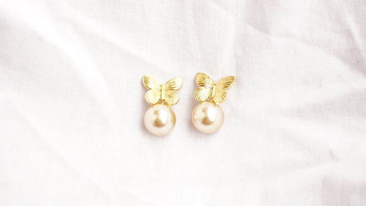 Golden Pearl bow studs