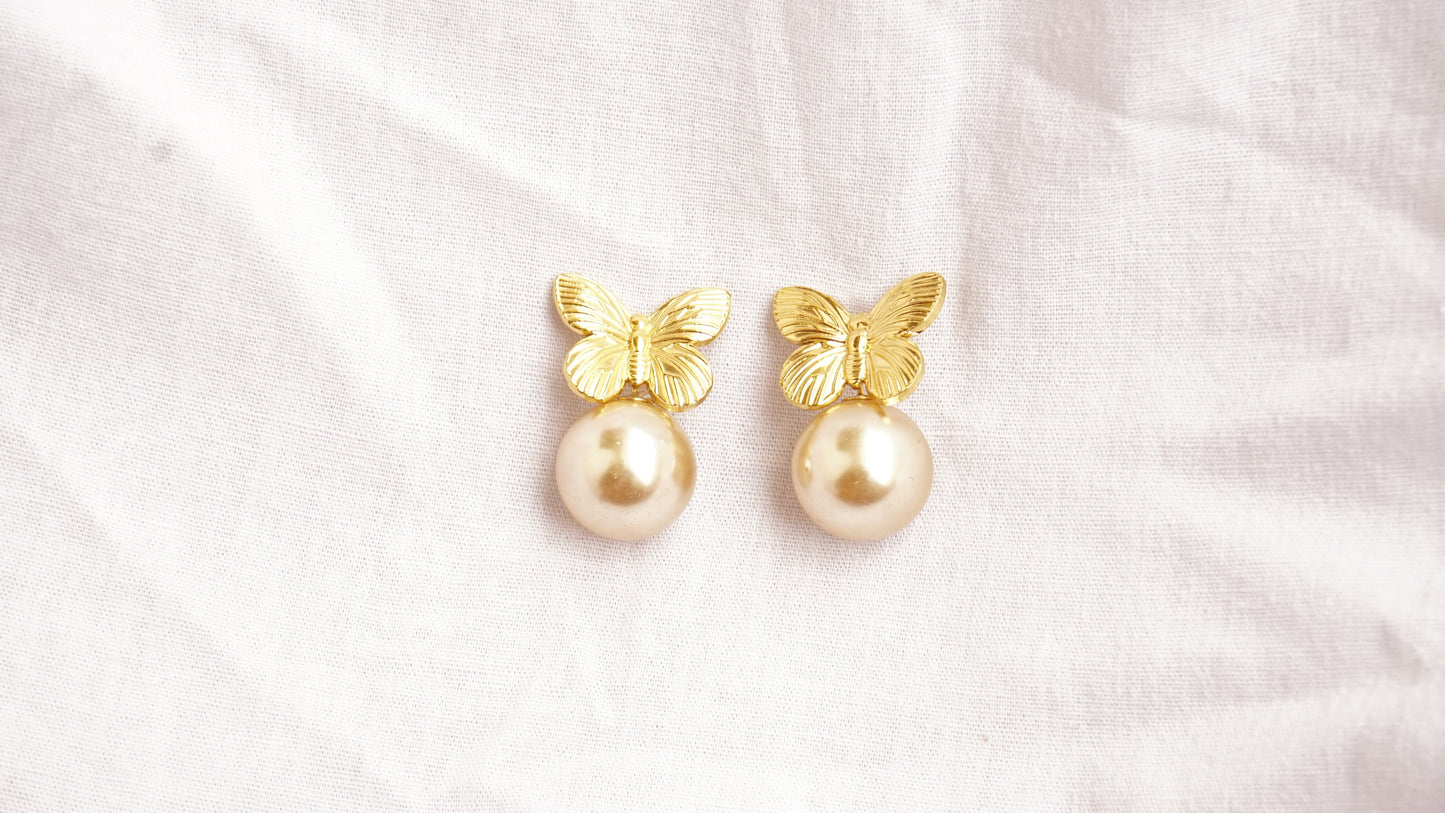 Golden Pearl bow studs