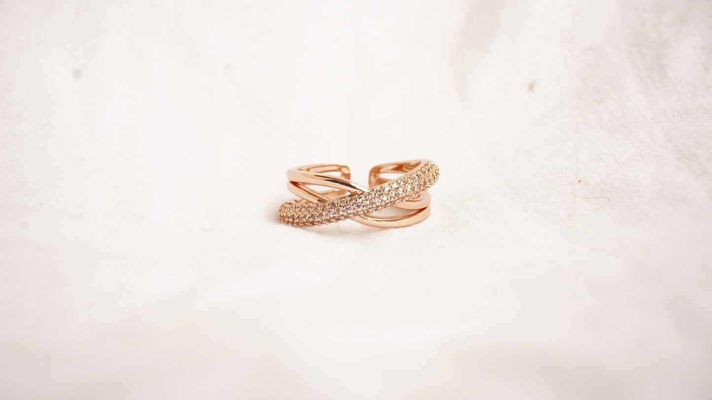 Round Shaped Criss-Cross Wedding Band
