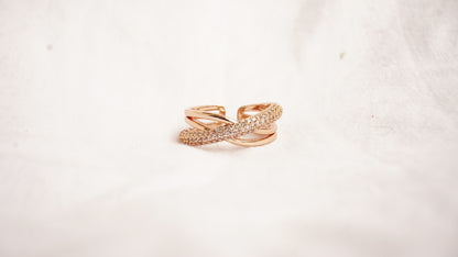 Round Shaped Criss-Cross Wedding Band
