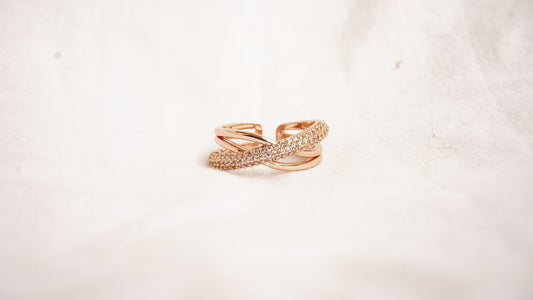 Round Shaped Criss-Cross Wedding Band