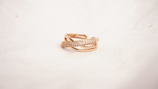 Round Shaped Criss-Cross Wedding Band