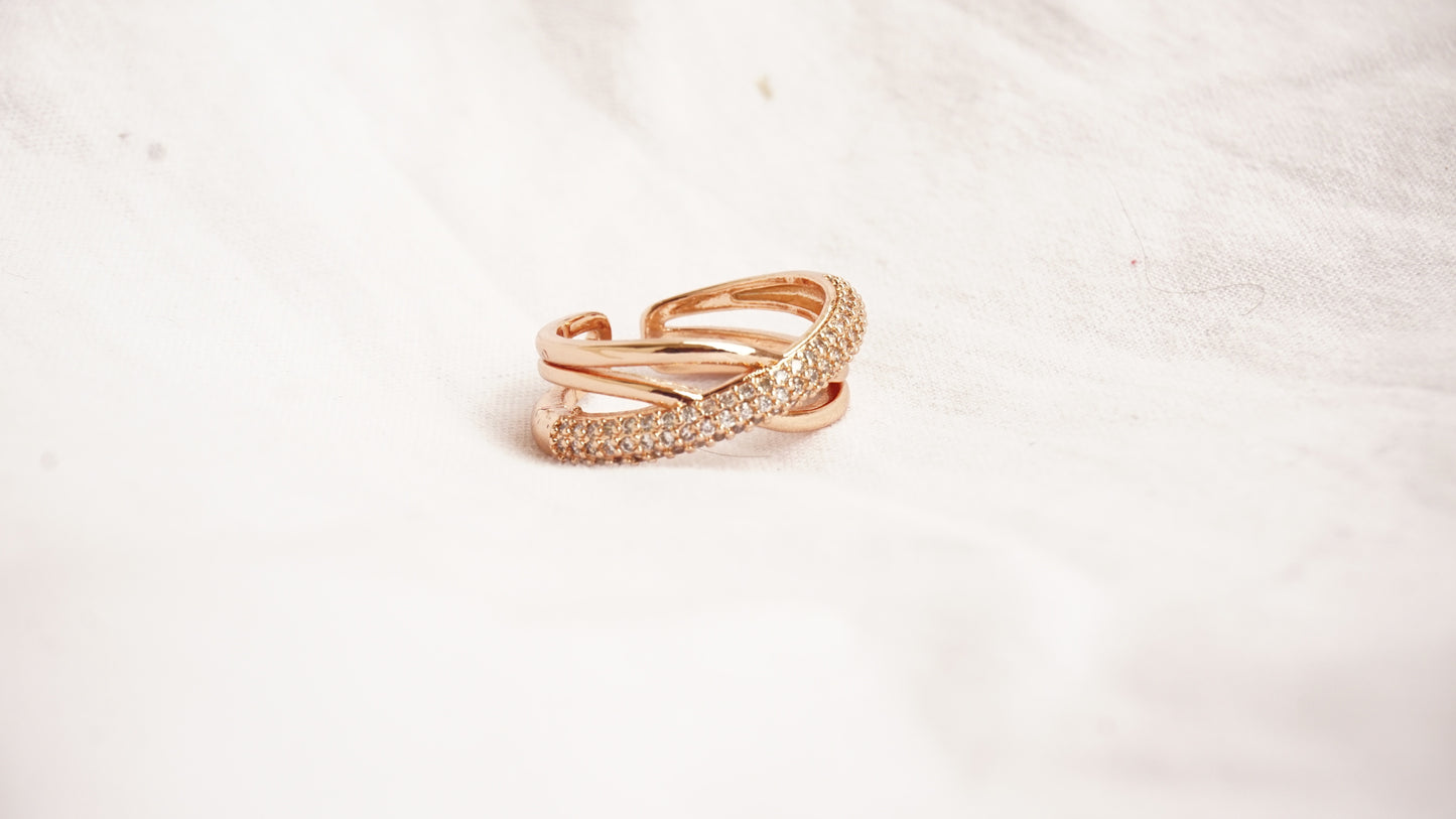 Round Shaped Criss-Cross Wedding Band